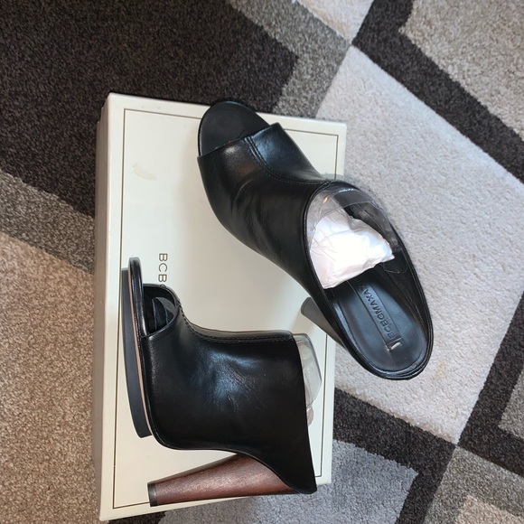 Like new beautiful shoes - Picture 2 of 5